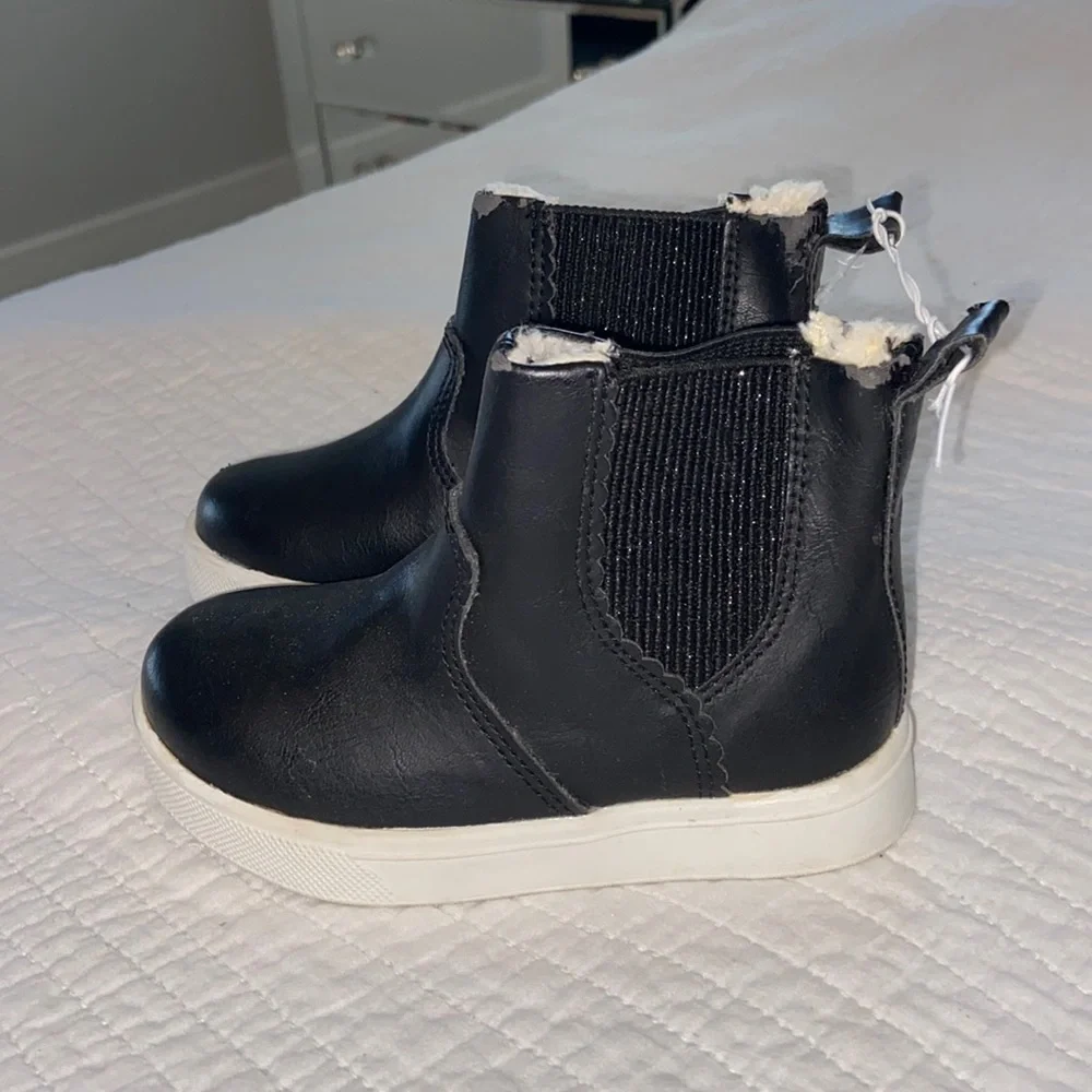 Brand new H&M black fur boots girls size 7.5. Small scratch on right foot