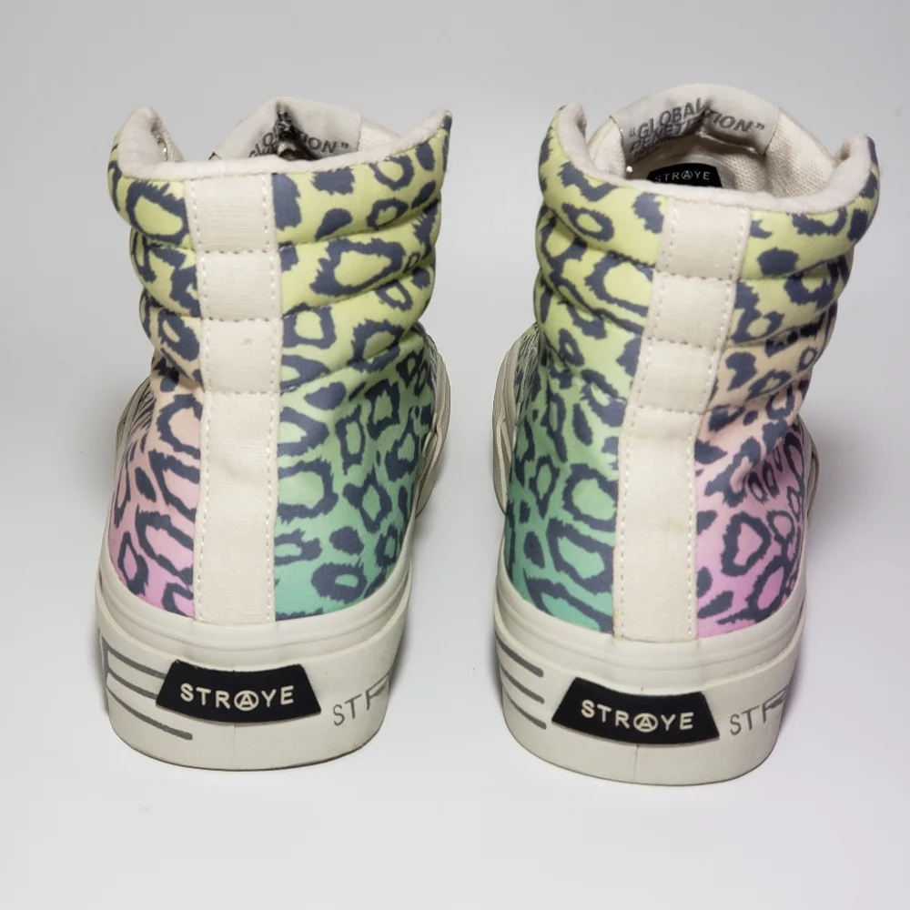 Straye rainbow leopard