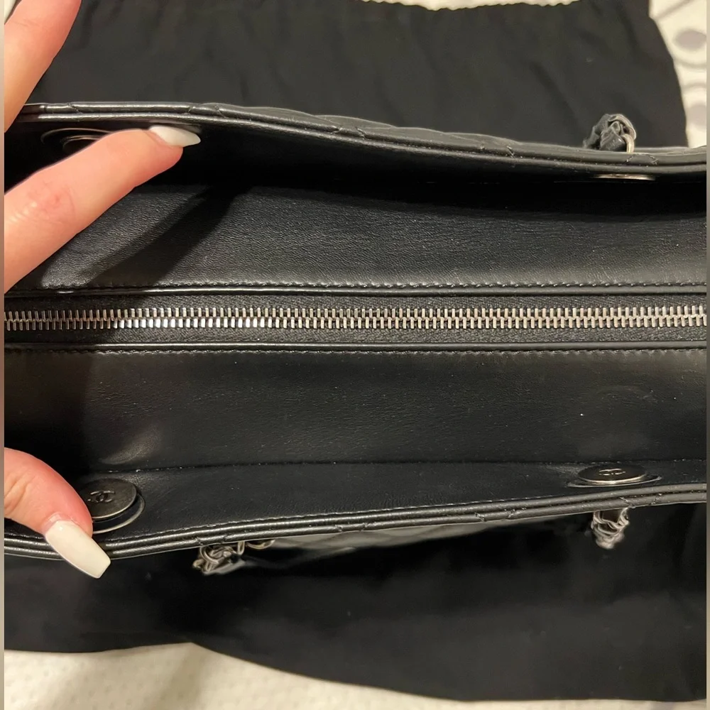 Chanel shoulder handbag with zipper