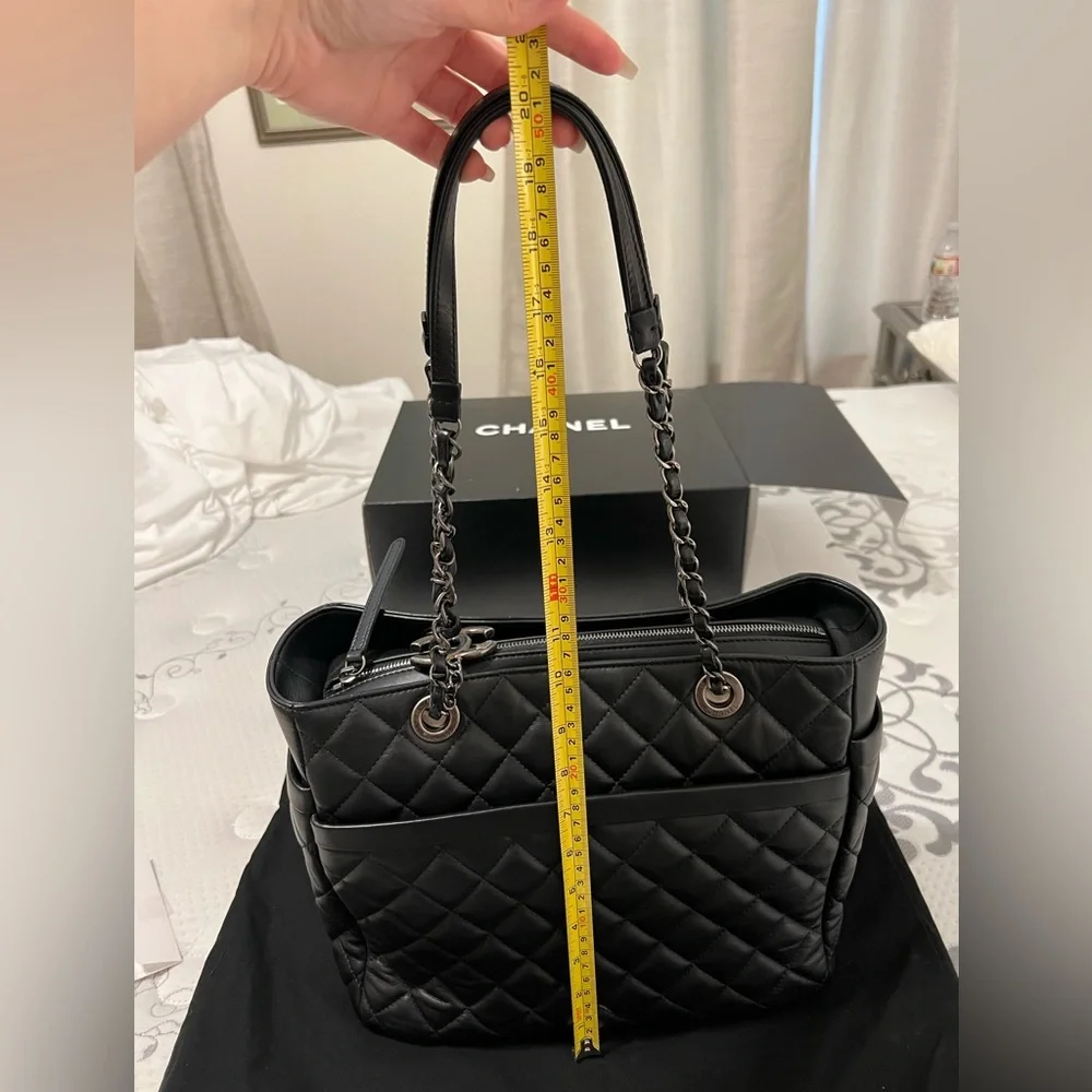 Chanel shoulder handbag with zipper