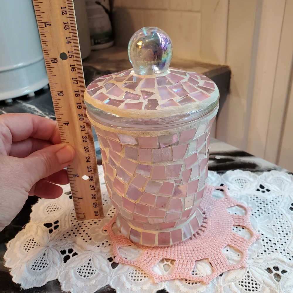 Pink glass-pieces accessories container with lid