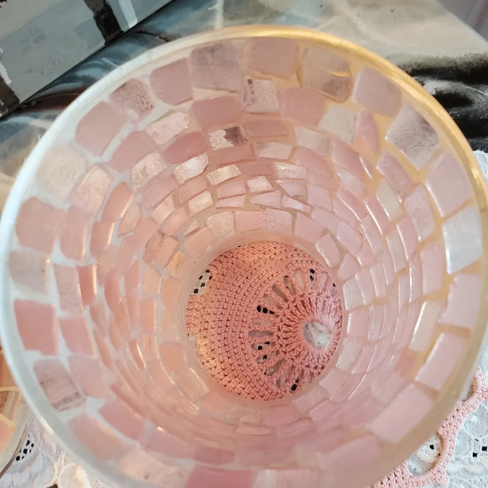 Pink glass-pieces accessories container with lid
