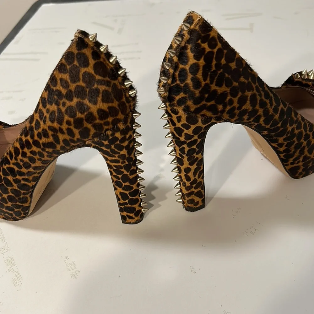 CHEETAH PLATFORM SHOE SIZE 9. VINCE CAMUTO