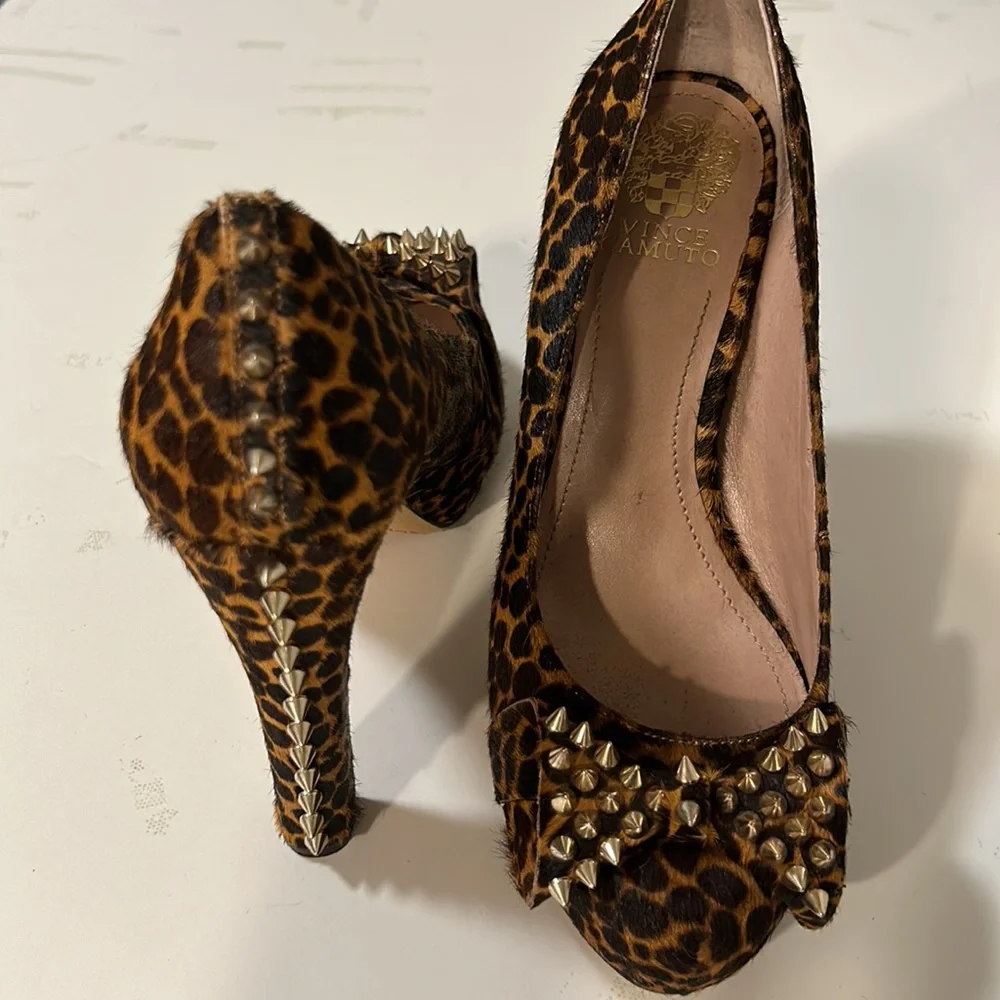 CHEETAH PLATFORM SHOE SIZE 9. VINCE CAMUTO