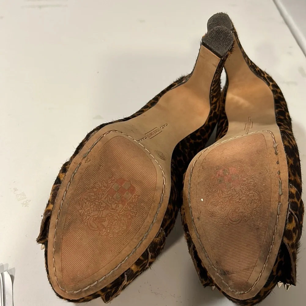 CHEETAH PLATFORM SHOE SIZE 9. VINCE CAMUTO