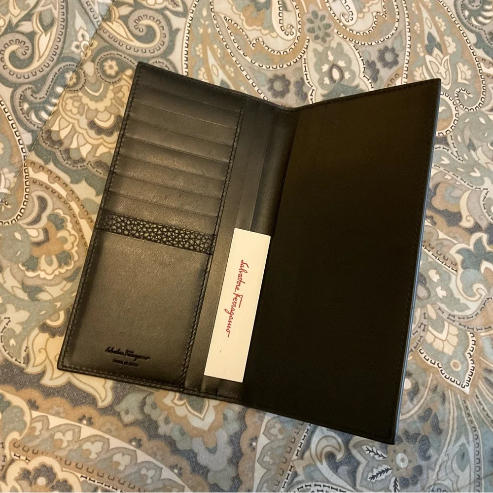 Salvatore Ferragamo make no wallet