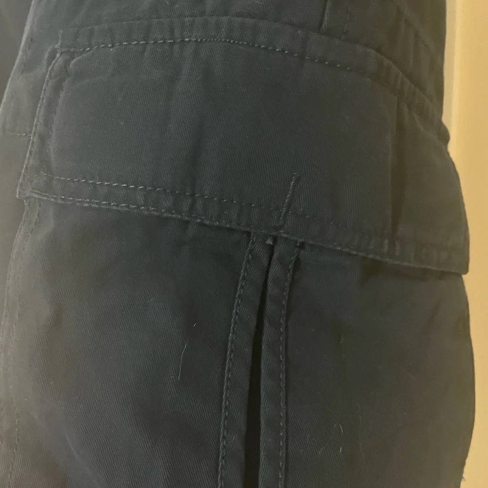 Dockers men’s 40” waist NWT. Navy blue cargo shorts. Smoke free home.