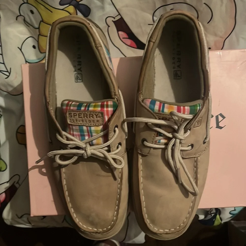 Sperry boat shoes in big kids girls. They are still in good condition