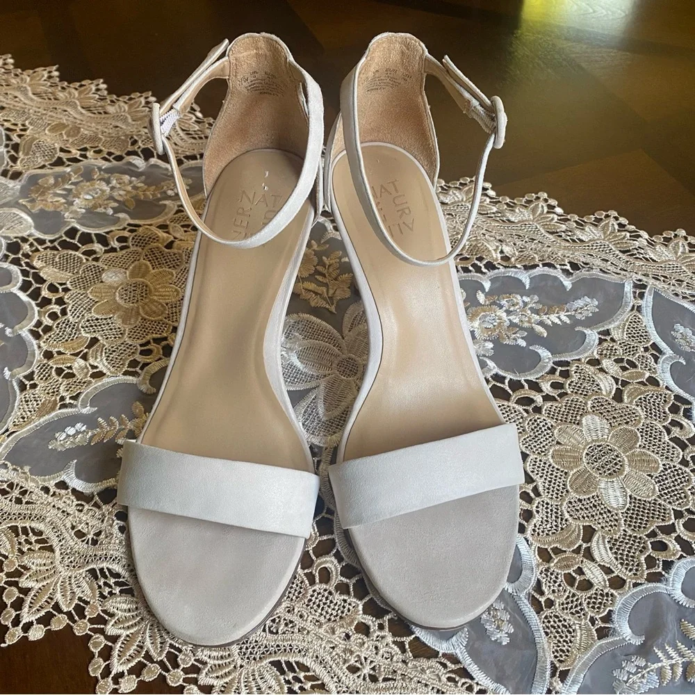 Naturalizer beige color