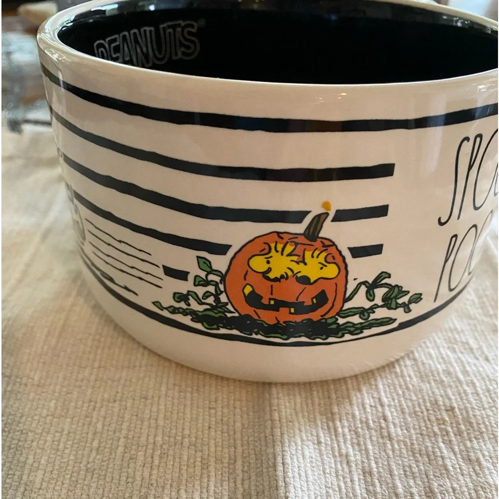 Rae Dunn mug 🎃 inside