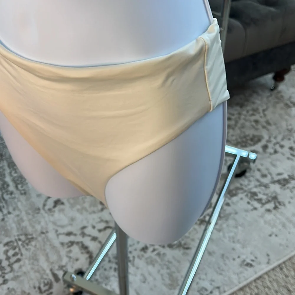 SKIMS nwt mid