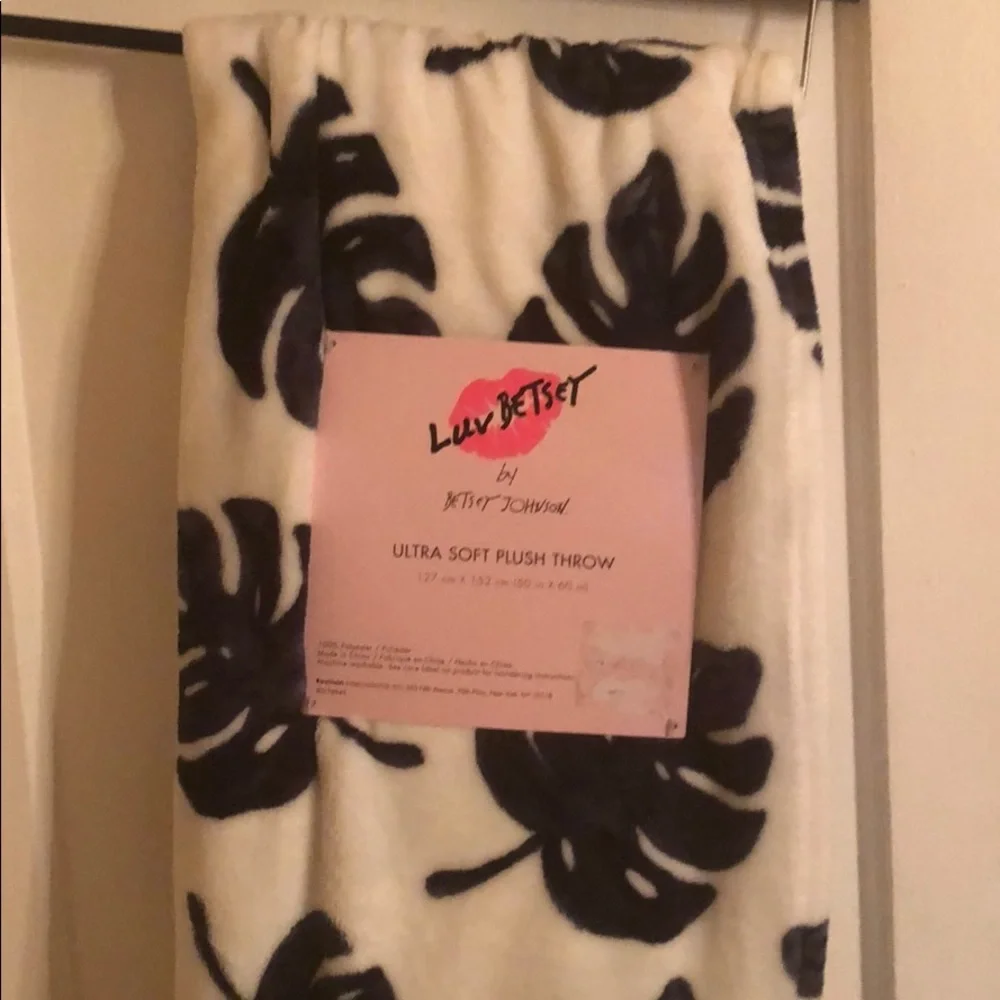 Betsey Johnson Ultra Soft Plush Throw Leaves Print 50in X 60in
