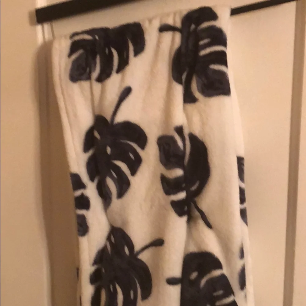 Betsey Johnson soft 50in