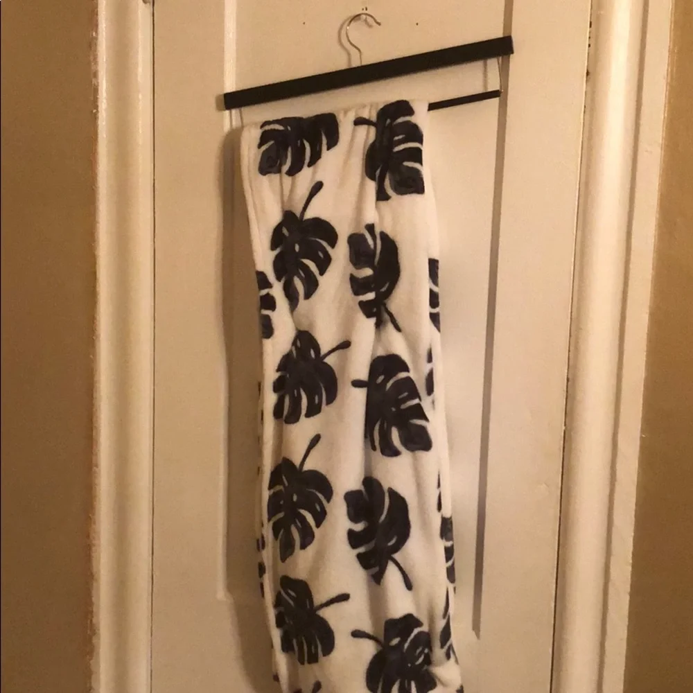 Betsey Johnson betsey throw leaves