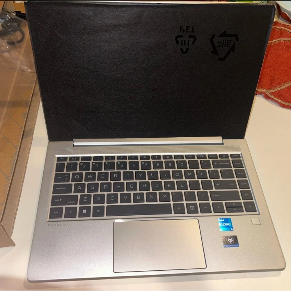 HP contains charger