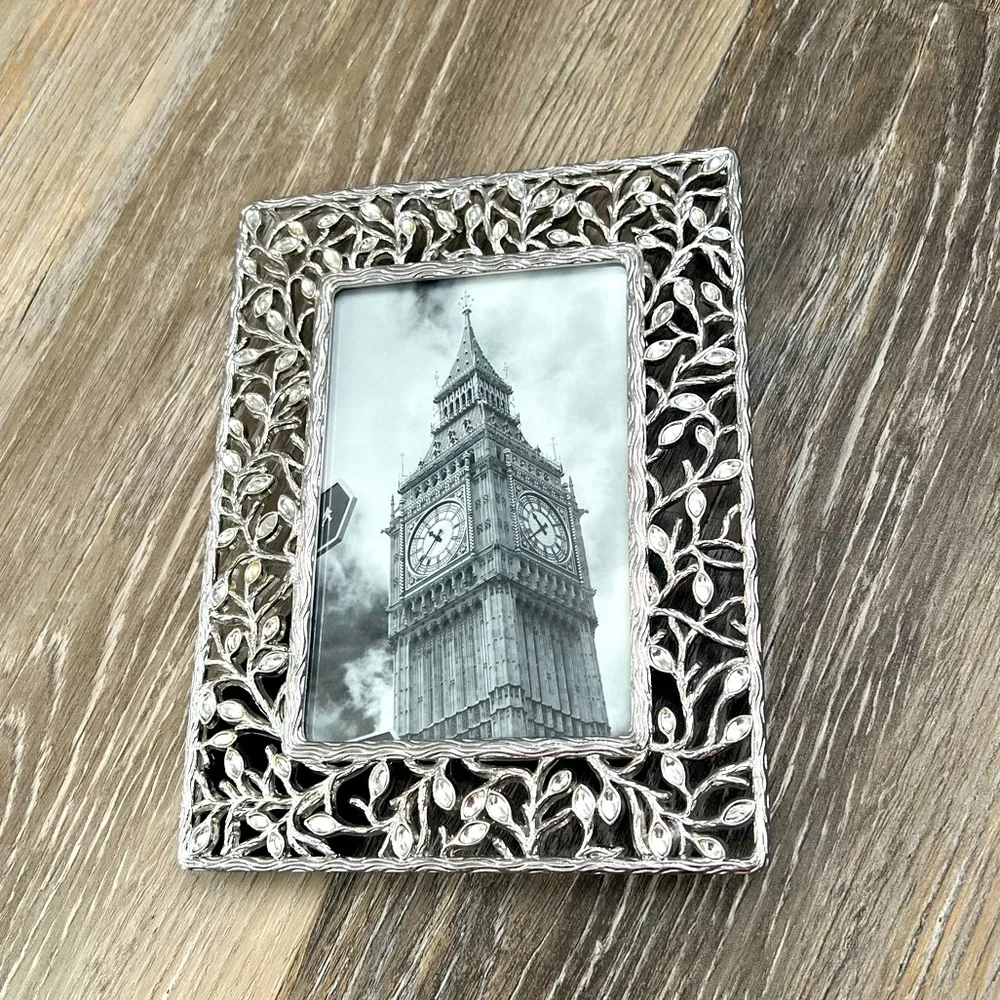 NWOT silver and crystal vine pattern 4x6 frame