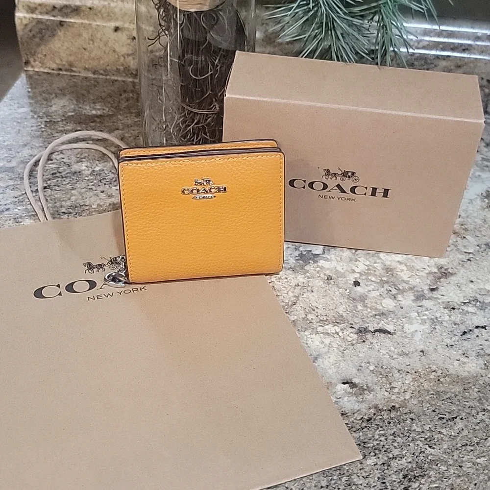 COACH NWT SNAP WALLET