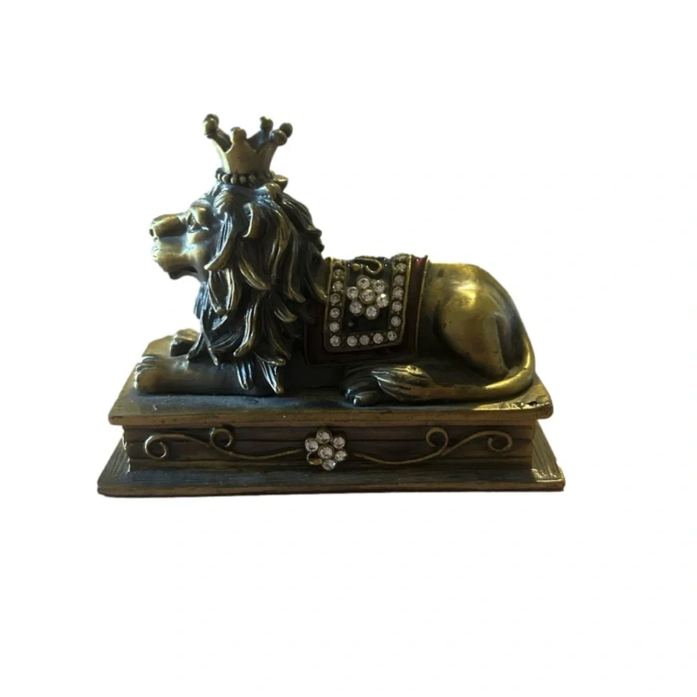 Vintage Borghese Recumbent Lion box.