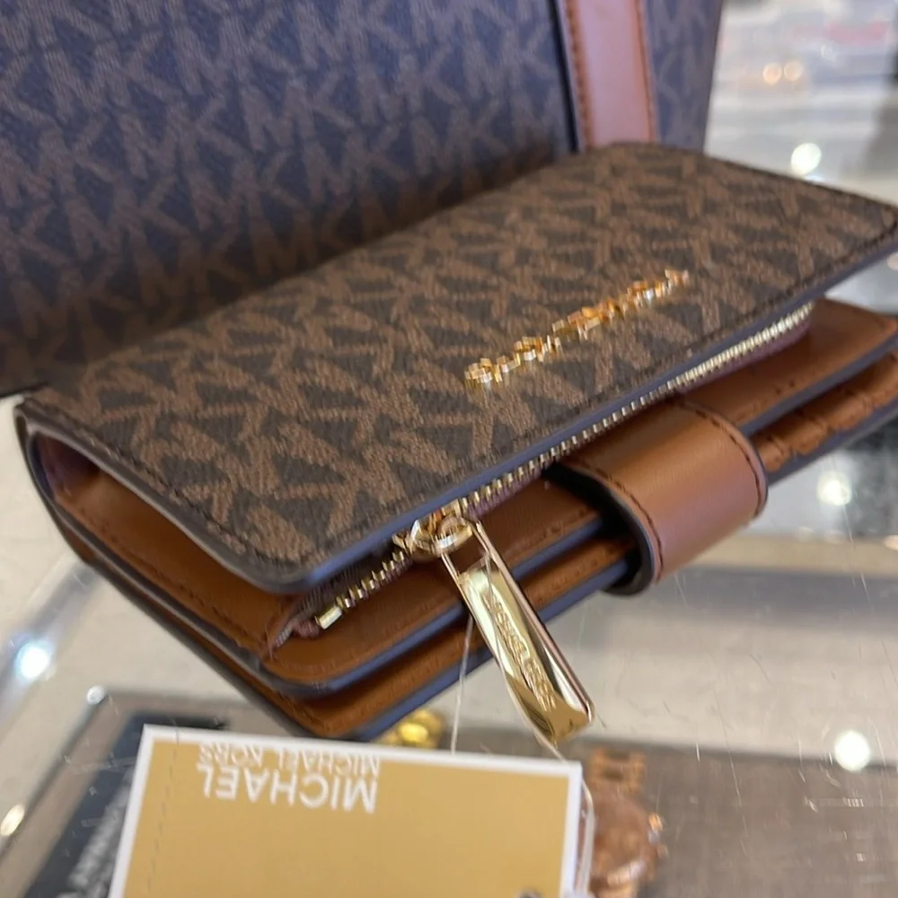 Michael Kors cards maximum inside