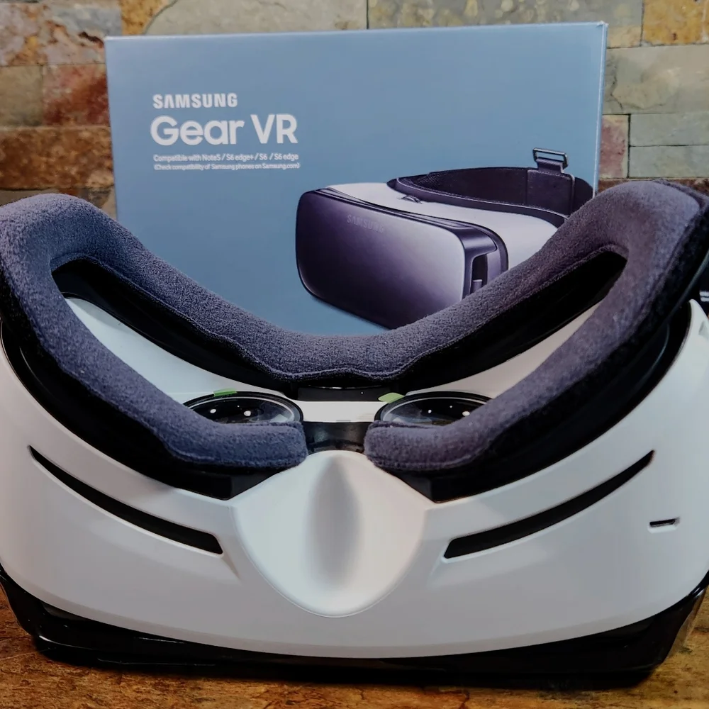 Samsung Gear VR Headset • Powered By Oculus • Fits Older Cell Phones
