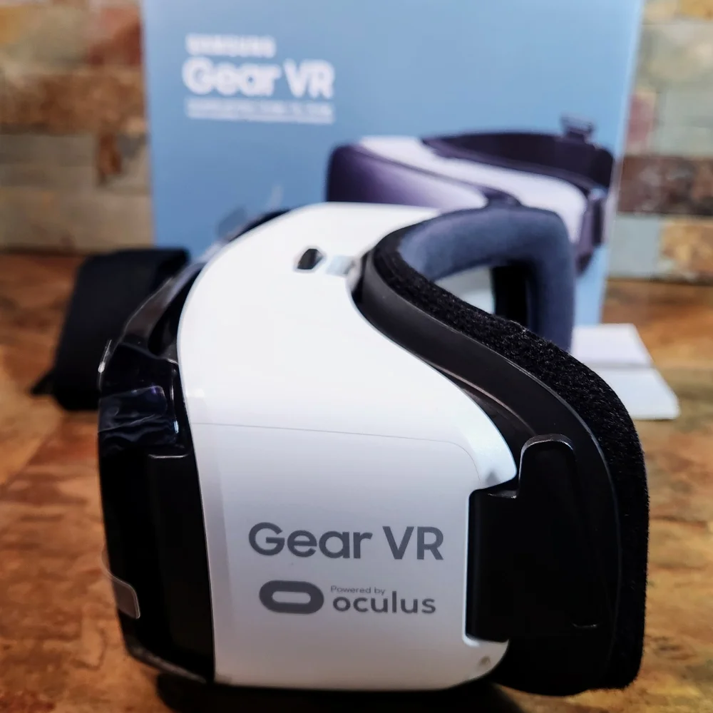 Samsung Gear VR Headset • Powered By Oculus • Fits Older Cell Phones