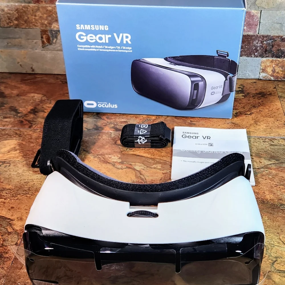 Samsung Gear VR Headset • Powered By Oculus • Fits Older Cell Phones