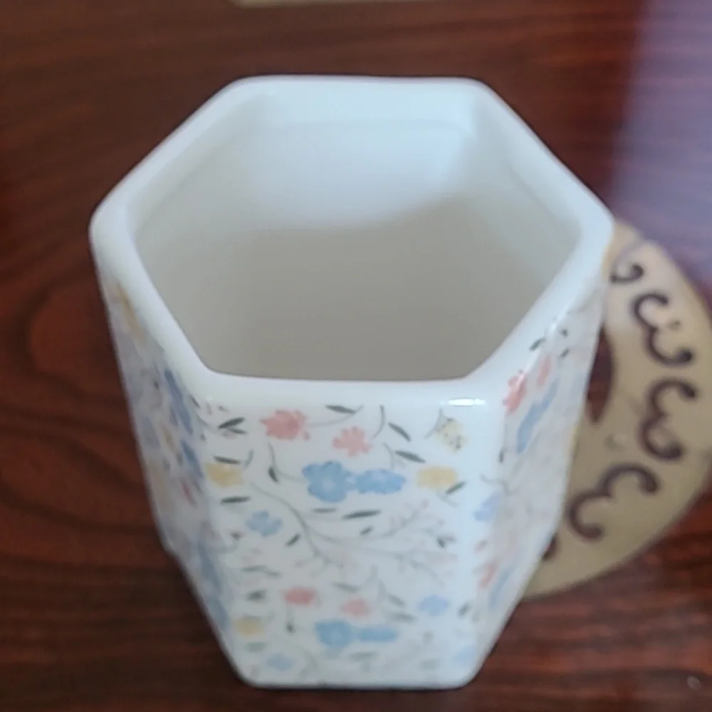 One Design Home ceramic white