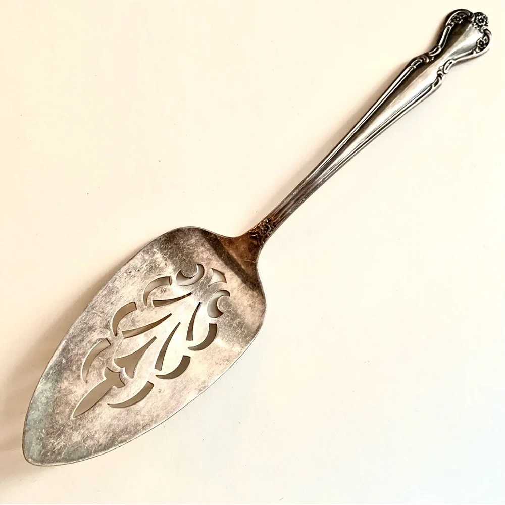 Rogers Bros Daybreak Elegant Lady Silverplate Cake Server International Silver