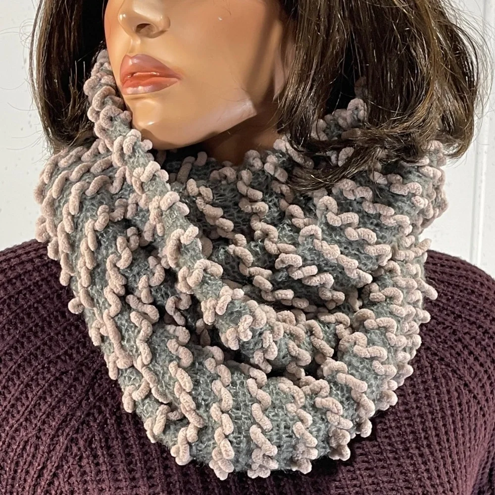 *Madison88 Women’s Pink & Gray Infinity Scarf