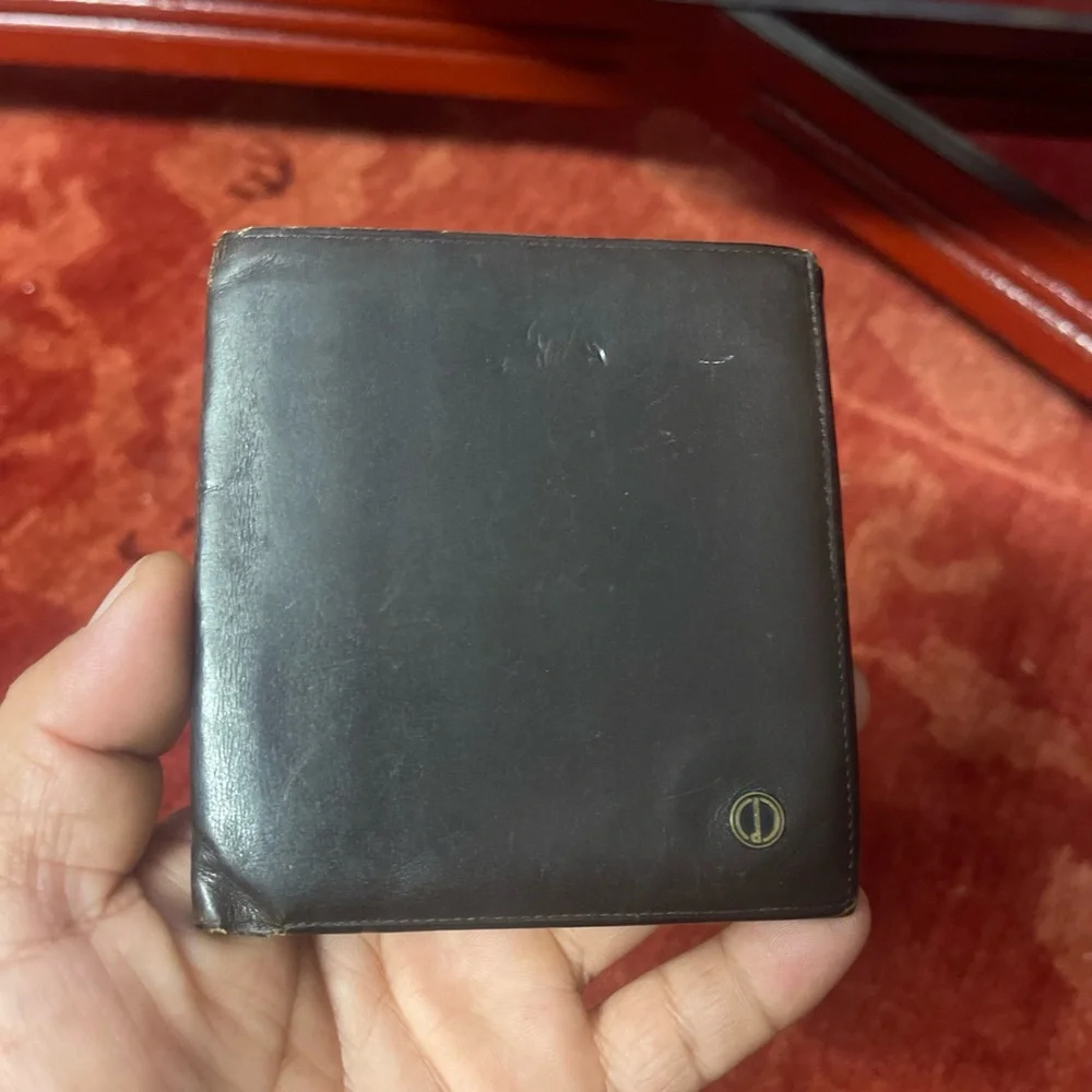 Dunhill logo shape