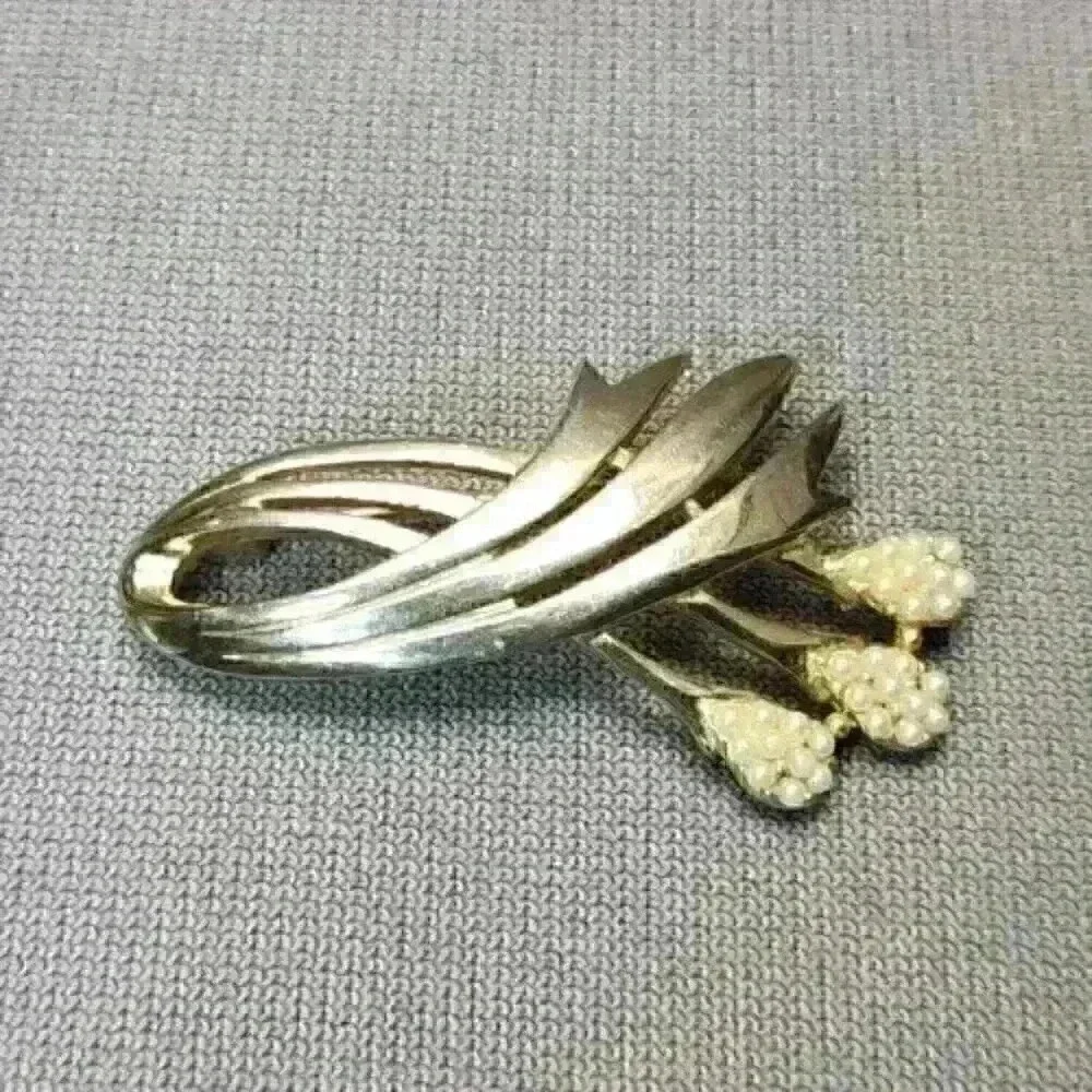 Vintage Brooch Floral / Ribbon / Wheat Faux Pearls Pin Gold-tone Costume Jewelry