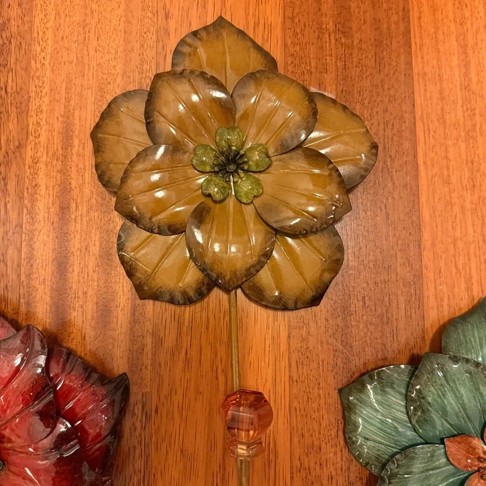 Flower shaped metal hooks