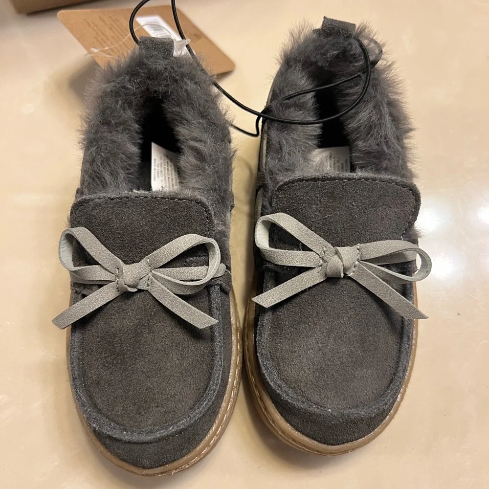 NWT Bearpaw real leather faux moccasins size 6 fur