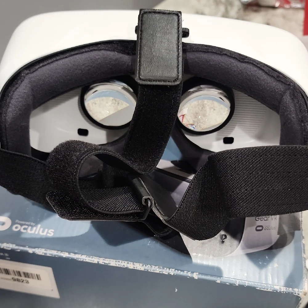 Samsung Gear VR Headset - Black and White