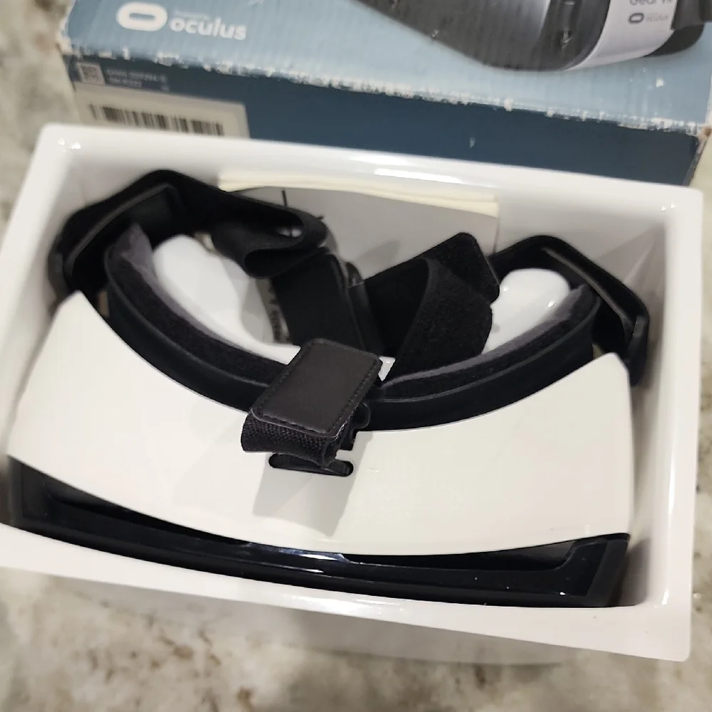 Samsung Gear VR Headset - Black and White