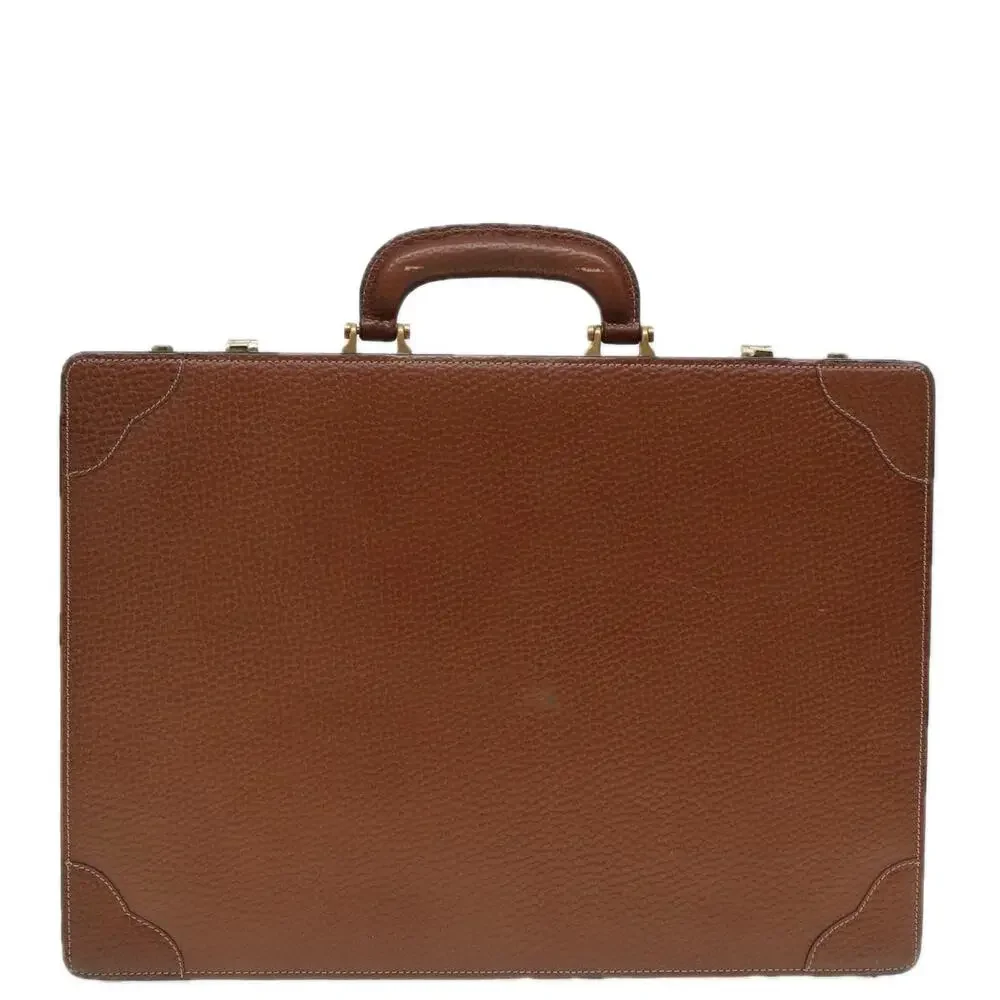 Loewe anagram attache