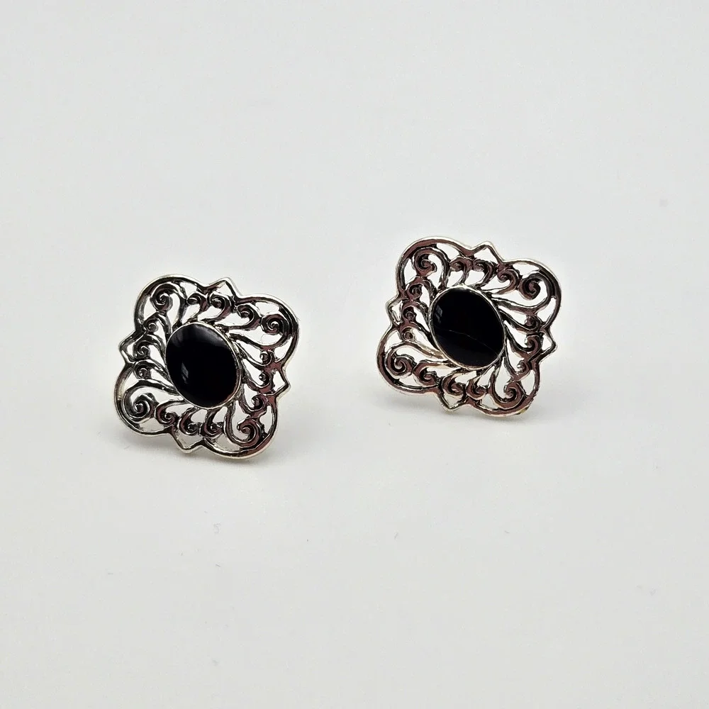 Unbranded filigree post