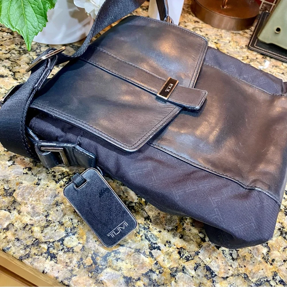 Tumi Black Leather Crossbody “ Map Bag” pre-loved , nice looking Tumi —Unisex