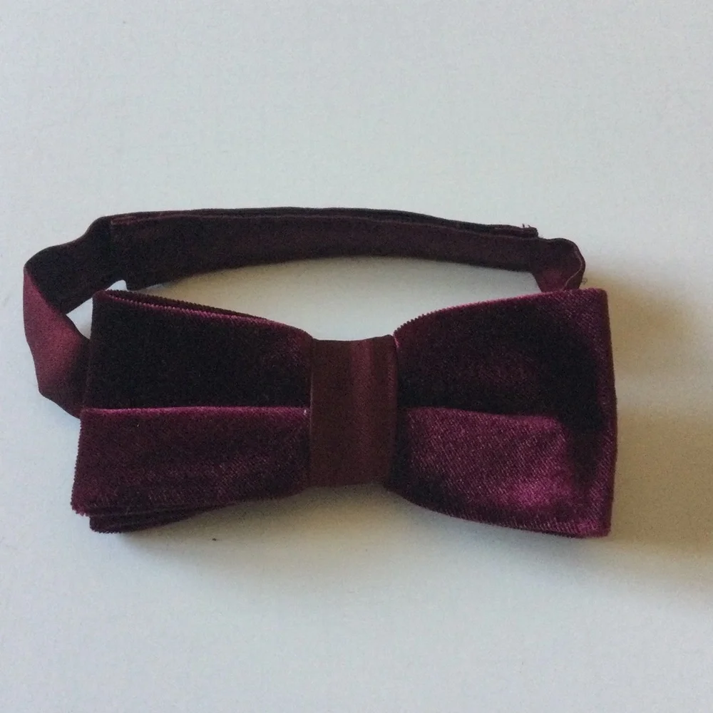 NORDSTROM FAMILY MOMENTS BOYS VELVET PRE-TIED BOW TIE BURGUNDY OS ADJUSTABLE NEW