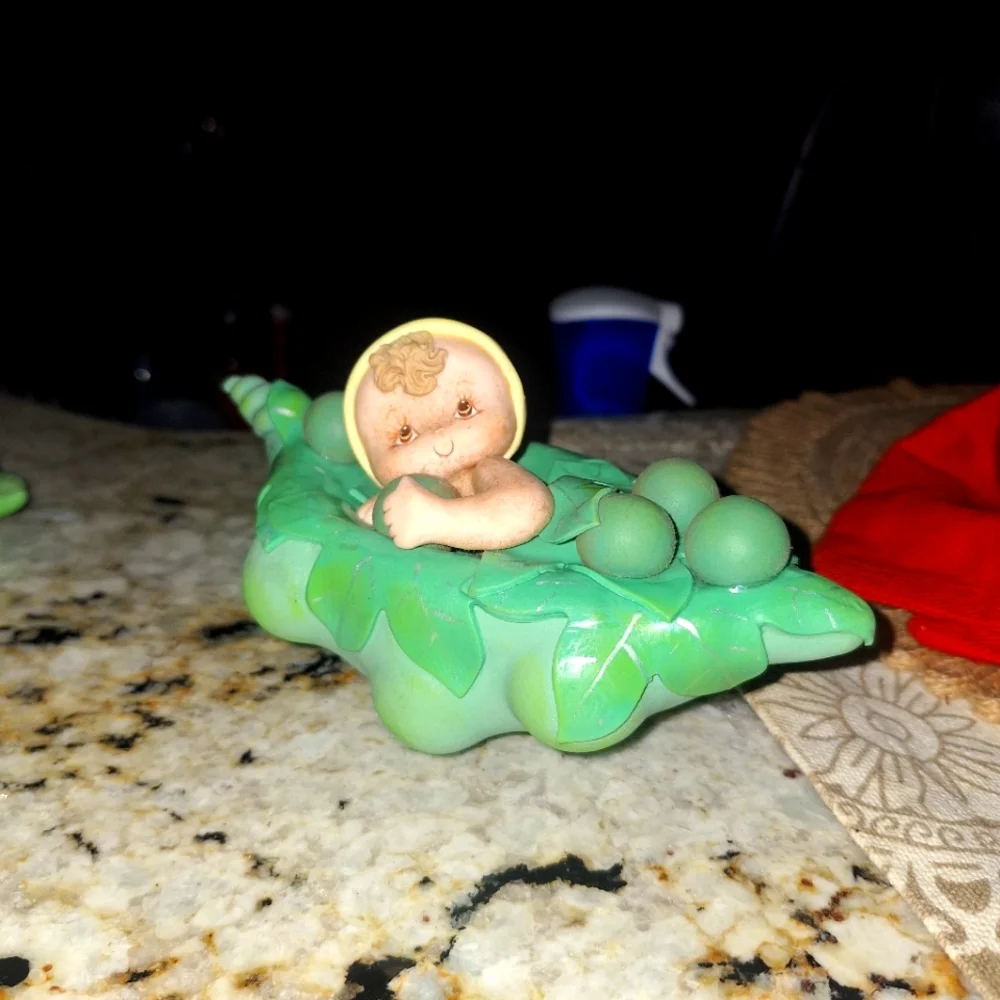 Adorable Green Peas In A Pod Caketopper Babyshower