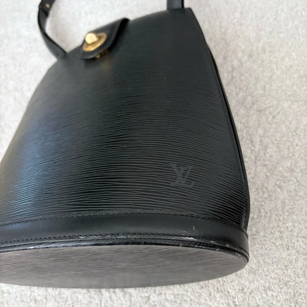Louis Vuitton Epi Cluny Black Leather Bucket Bag