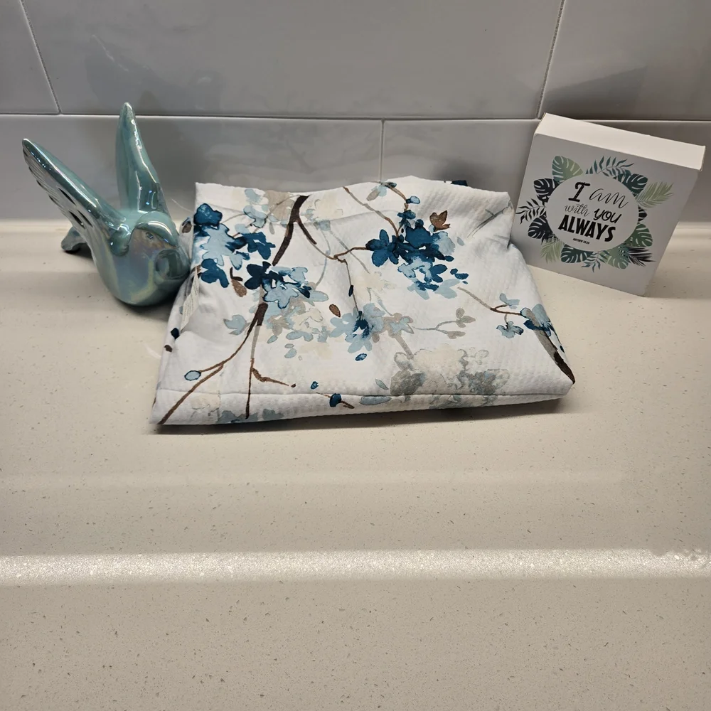 Floral Blue and White Decor For Bathroom