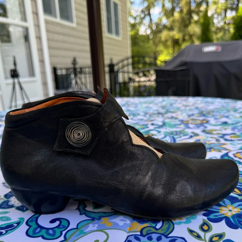 Think! Black Leather Women's Shoes Size 40/9