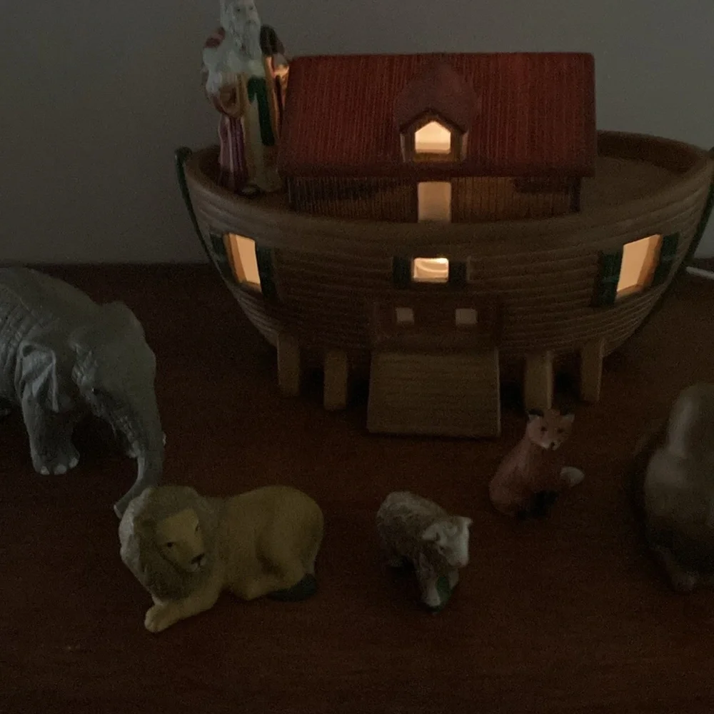 Noah’s Ark night lite with figurines 1998 works vintage