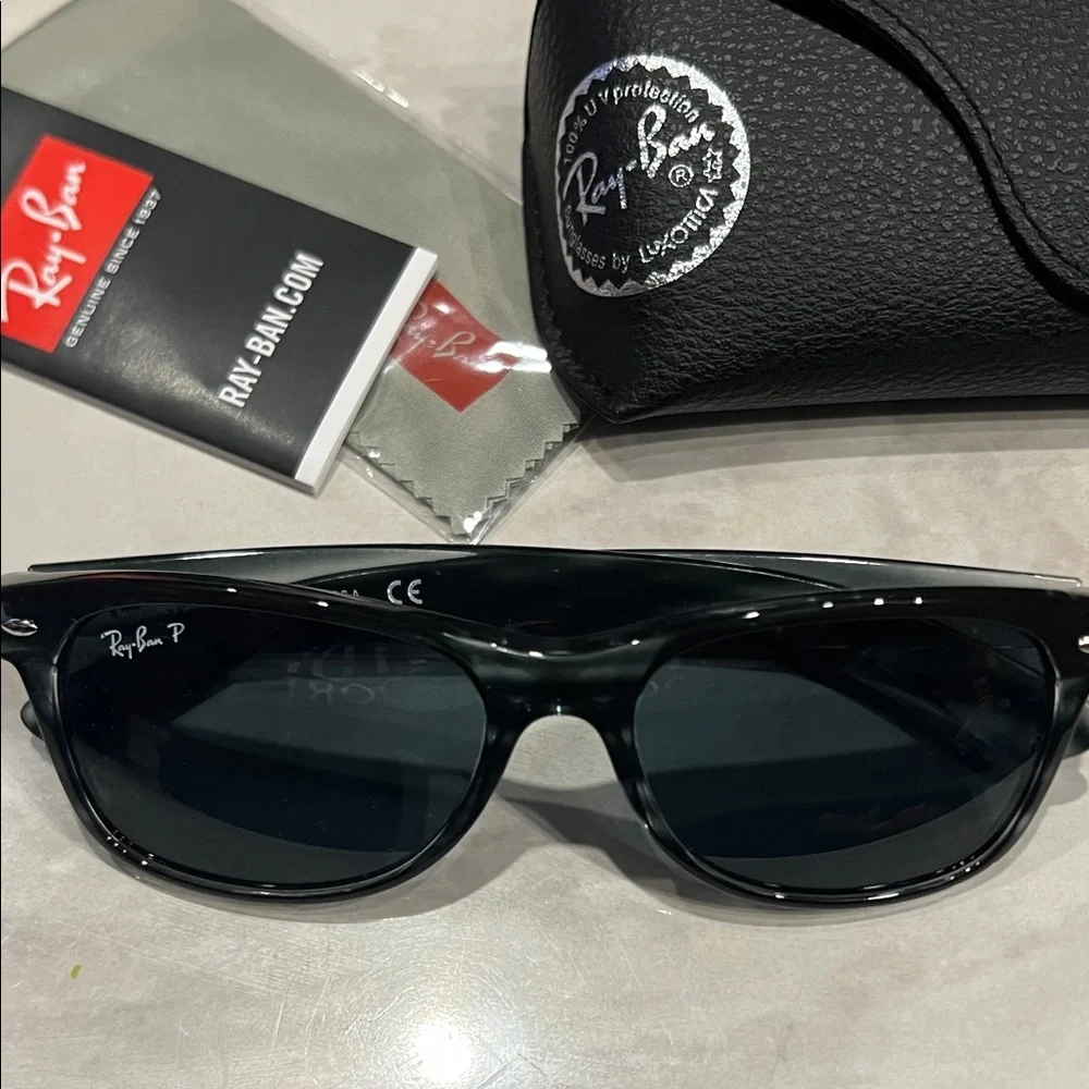 Ray-Ban glossy black