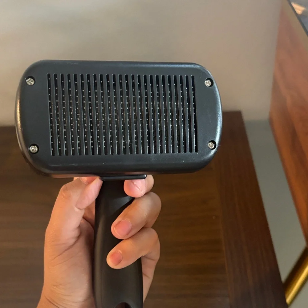 Pet brush with retractable bristles