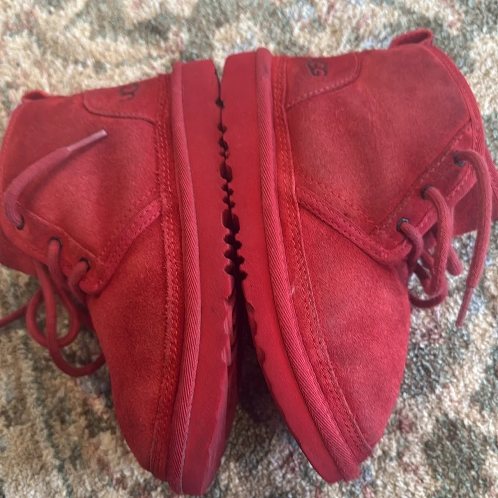 UGG vibrate red