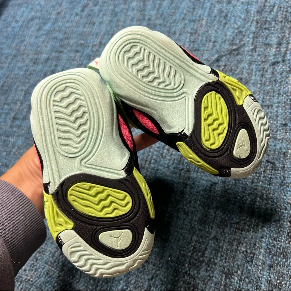 Nike signs toddler color