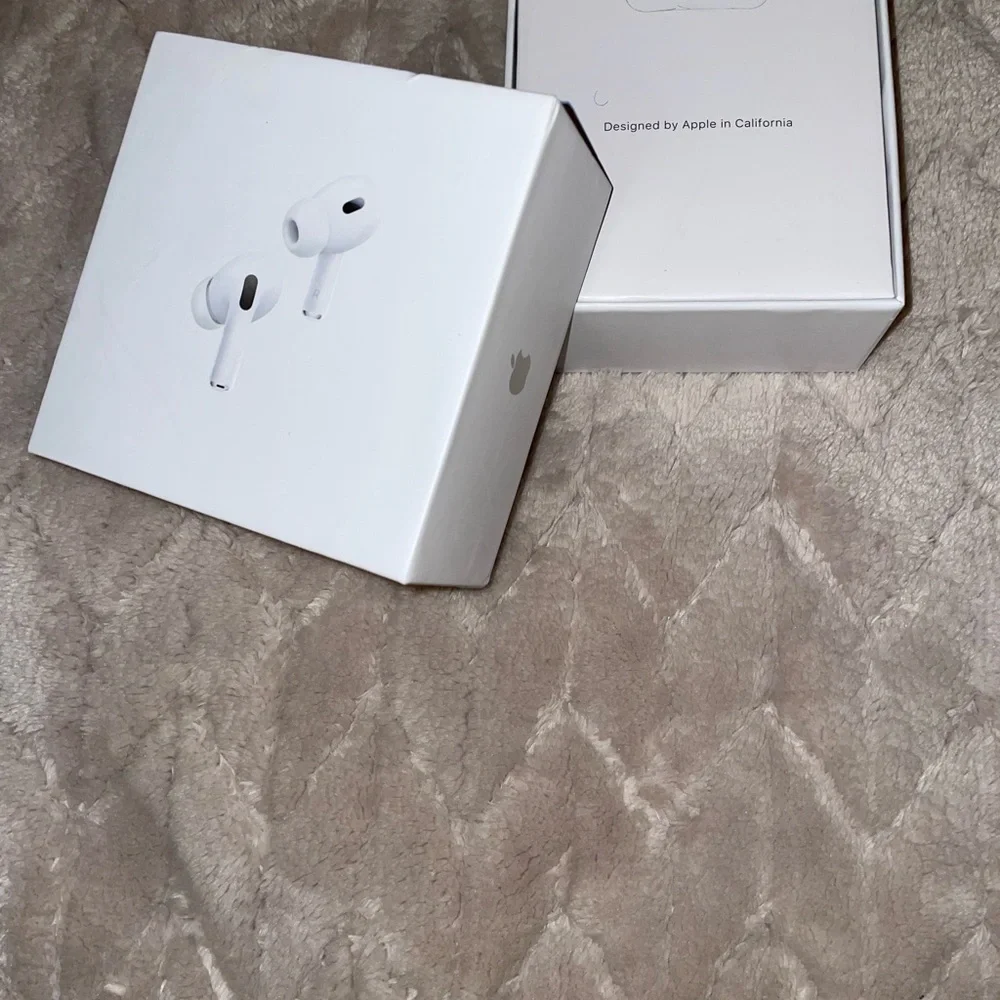 Apple earbuds sleek