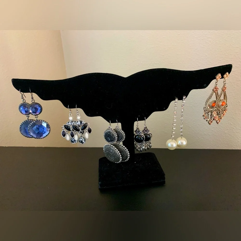 Set of Six Pairs of Elegant Assorted Earrings🩷.No missing rhinestones or beads.